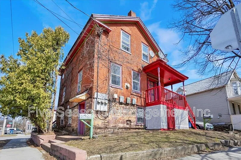 2 bed, 1.0 bath, 750 sqft, $1,900 — Photo 2