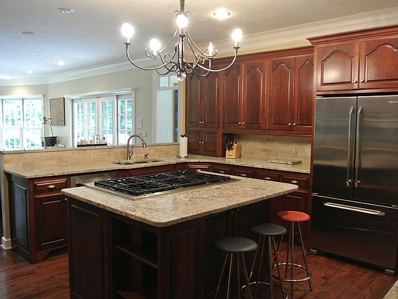 4th image of 347 Glengarry Dr