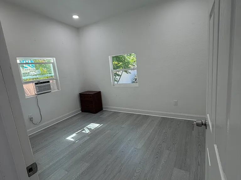 2311 W Beach St — Photo 4