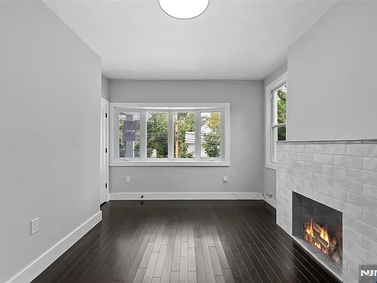 561 Grand Ave — Photo 4