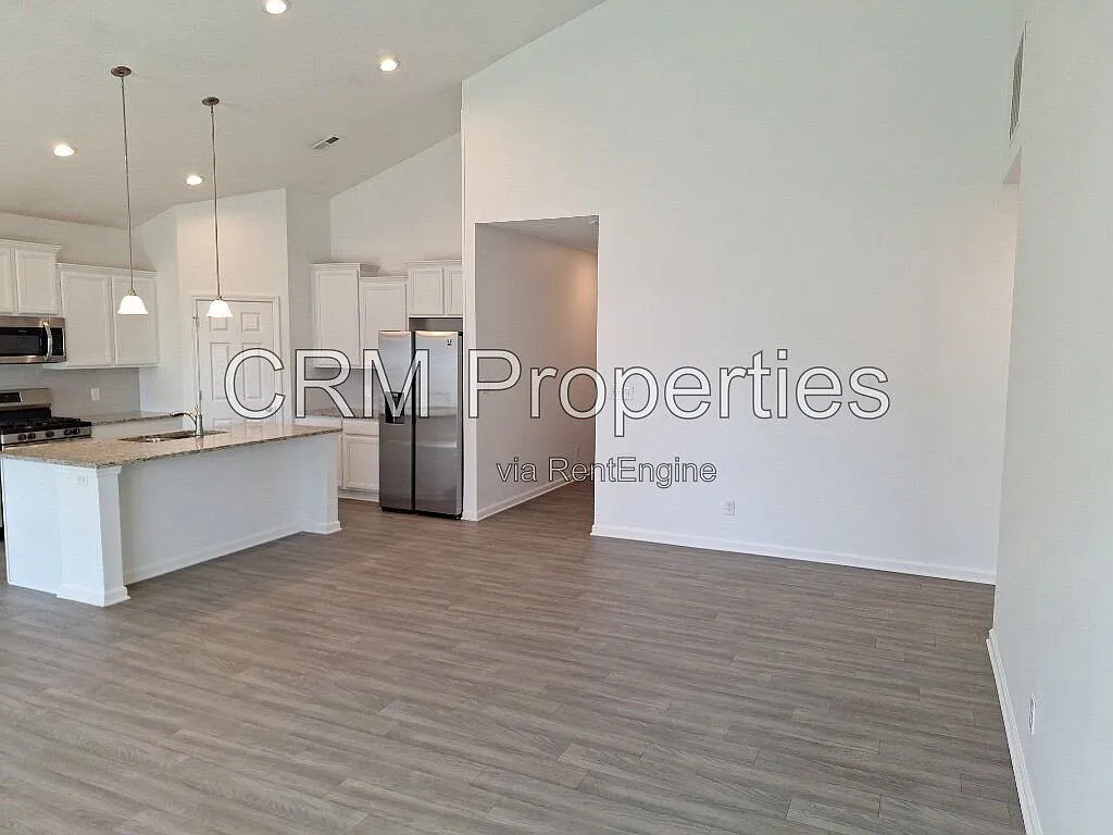 3 bed, 2.0 bath, 1804 sqft, $2,095 — Photo 3