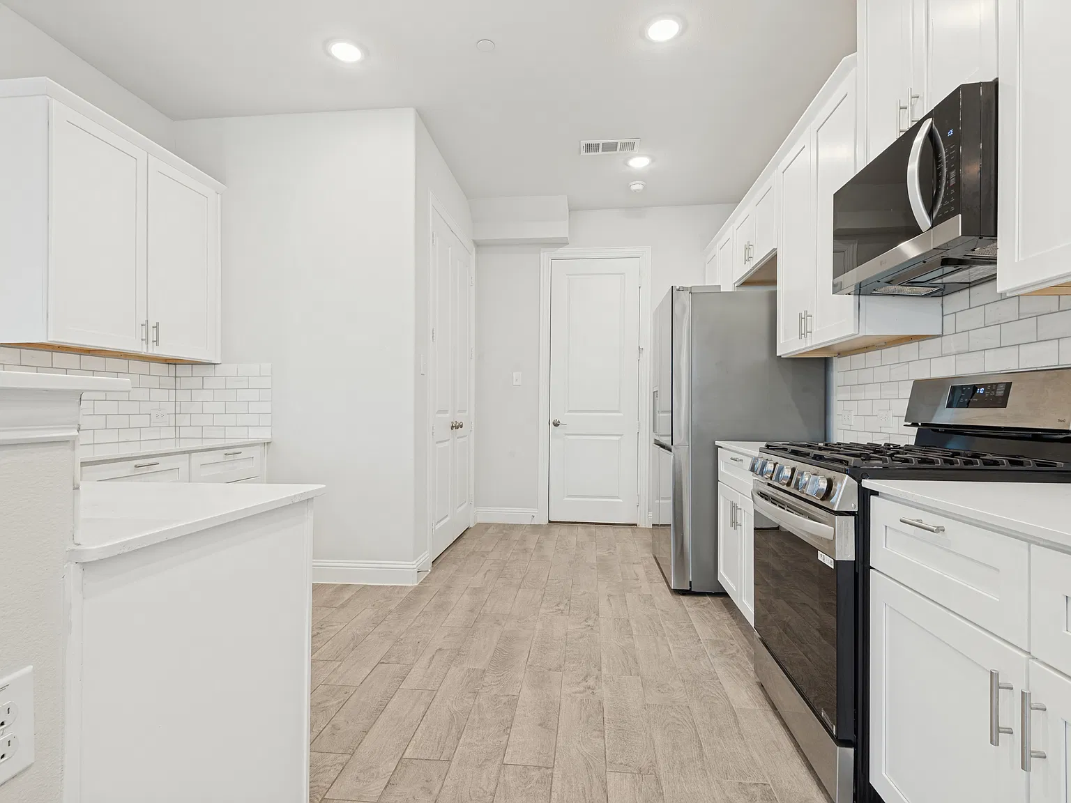 3 bed, 1936 sqft, $2,900 — Photo 2