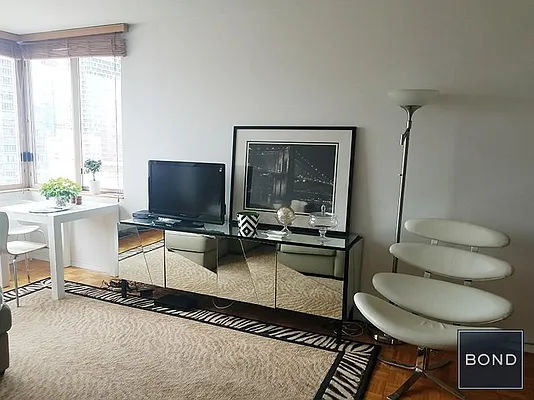 Rented by Bond New York | media 11