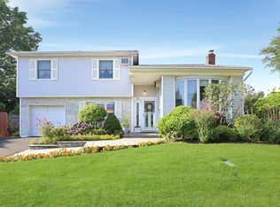 12 Locust Ln, Syosset, NY 11791