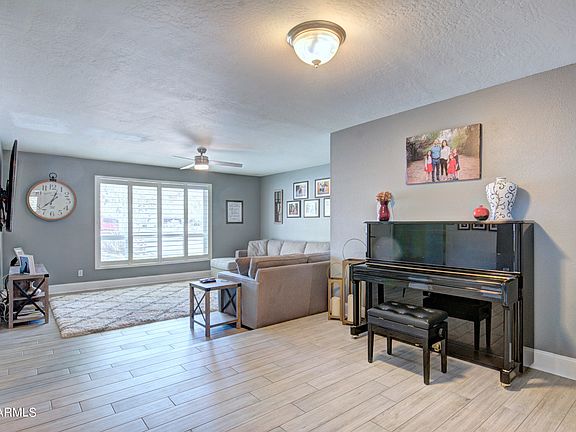 3rd image of 1102 E VILLAGE CIRCLE Drive N