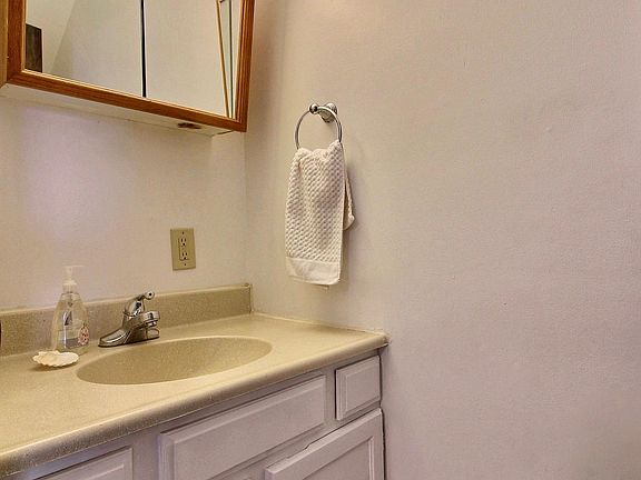 Half bathroom ground floor