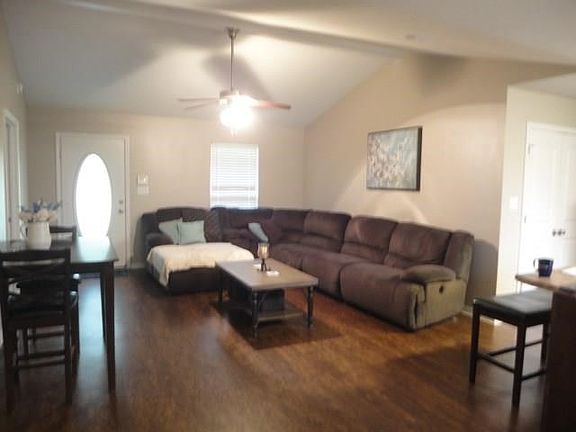 EASY TO MAINTAIN FLOORING THROUGH OUT