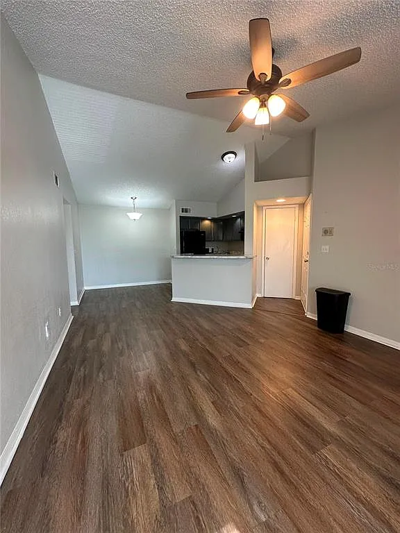 2 bed, 1.0 bath, 934 sqft, $1,600 — Photo 3