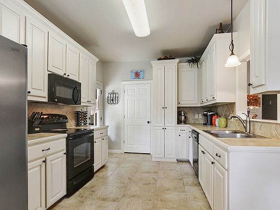 4th image of 11065 Village Green Dr