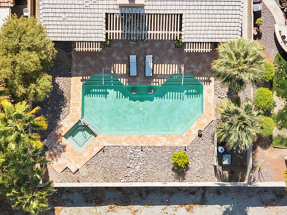 This home is located in the quiet community of Acacia La Quinta, right across the Indian Wells Tennis Gardens.