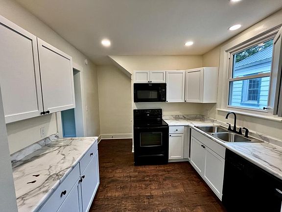 3rd image of 604 N Park Rd