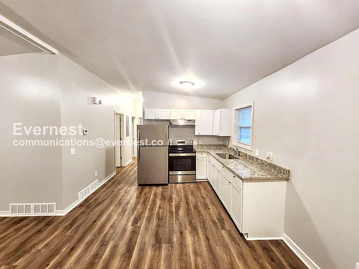 3024 Pasadena Dr — Photo 2