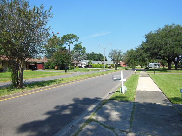 2nd image of 209 Broadmoor Blvd