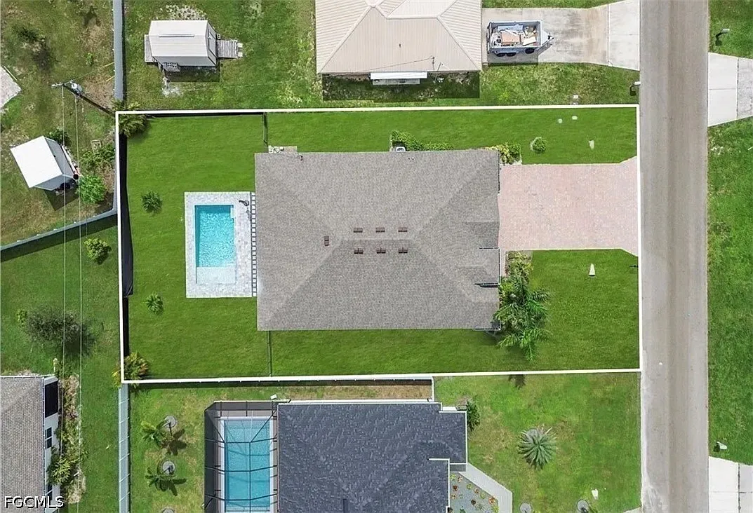 4 bed, 3.0 bath, 2333 sqft, $2,800 — Photo 2