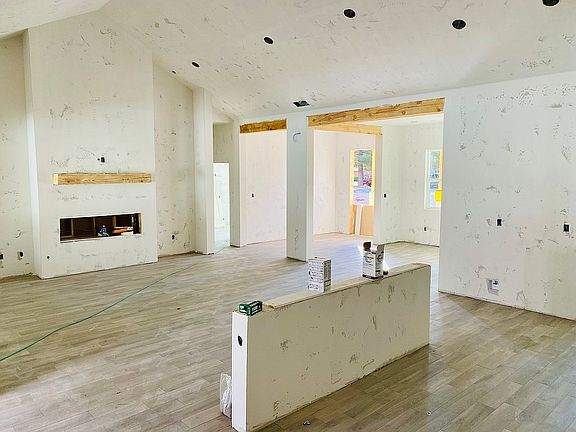 4th image of 802 W Orchard Ln