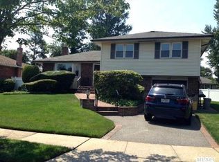 29 Harcourt Rd, Plainview, NY 11803