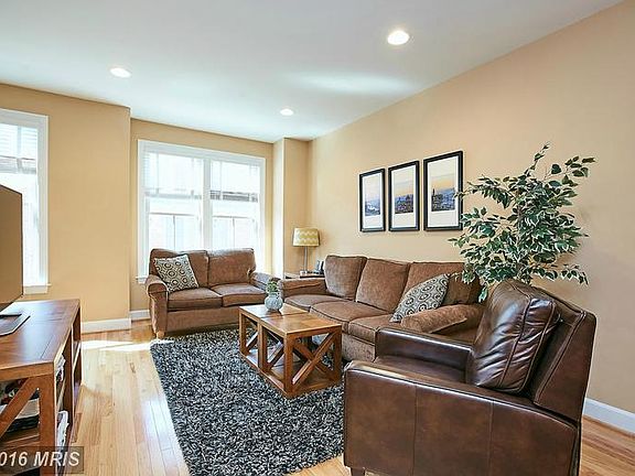 3rd image of 2533 S Kenmore Ct
