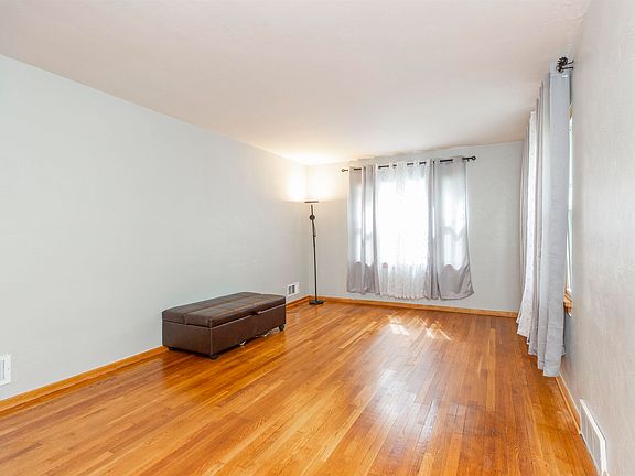 4th image of 905 W Grove St