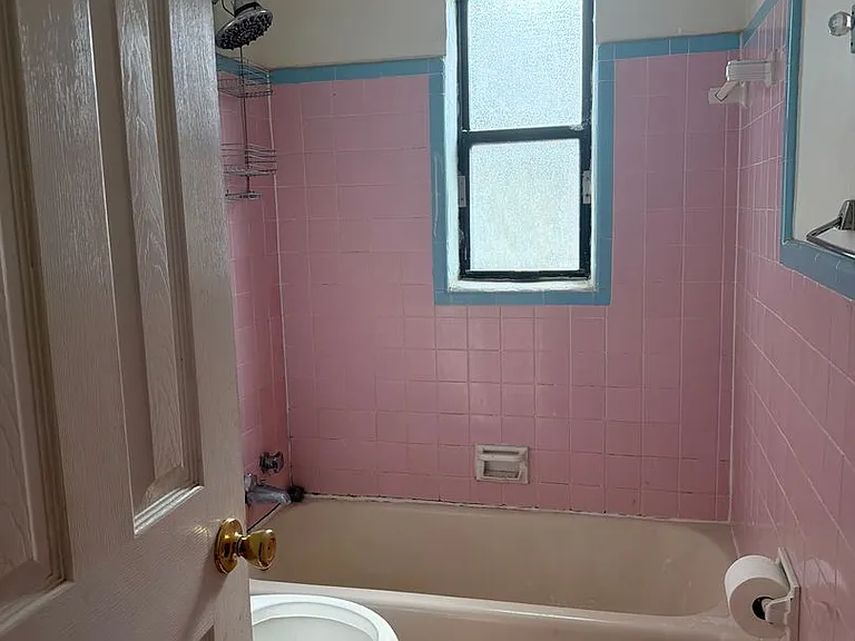 1327 Charlotte St — Photo 2
