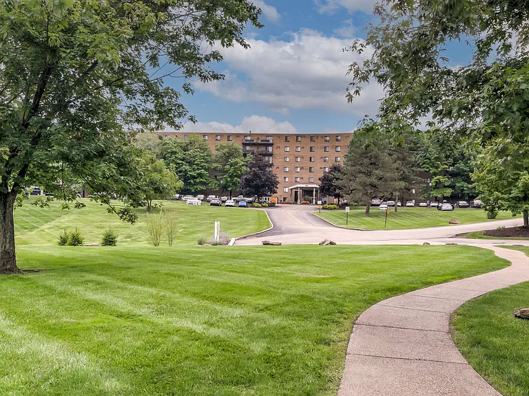 The Flats At Fox Hill — Photo 32