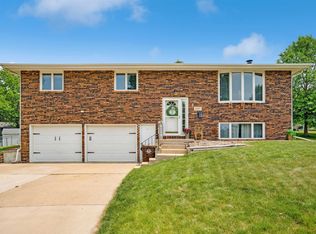 2891 Summer Dr, Dubuque, IA 52002