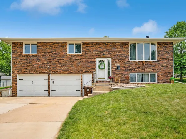 2891 Summer Dr, Dubuque, IA 52002