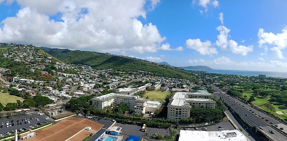 Mauka/makai view as you enter condo