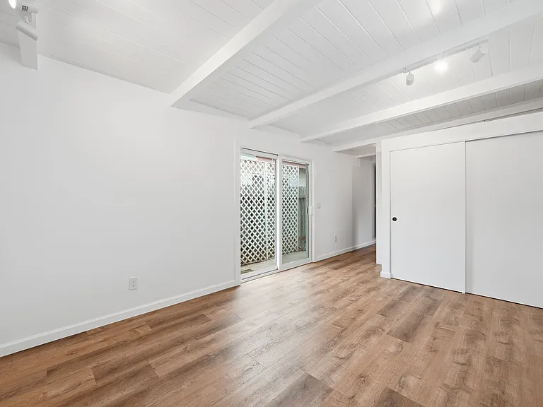 1326 Gates Ave — Photo 9