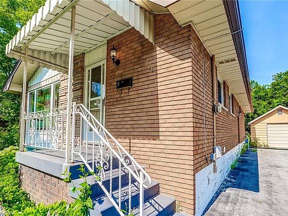 4th image of 208 W 19th St