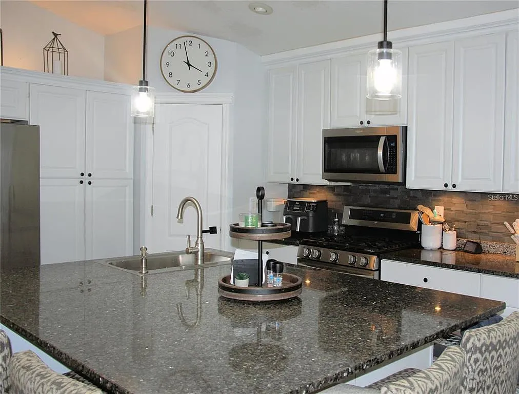 3 bed, 2.0 bath, 1295 sqft, $2,750 — Photo 3