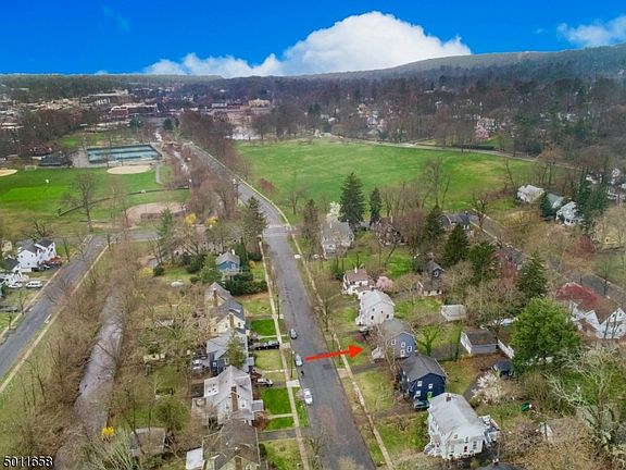 3rd image of 327 Meadowbrook Ln