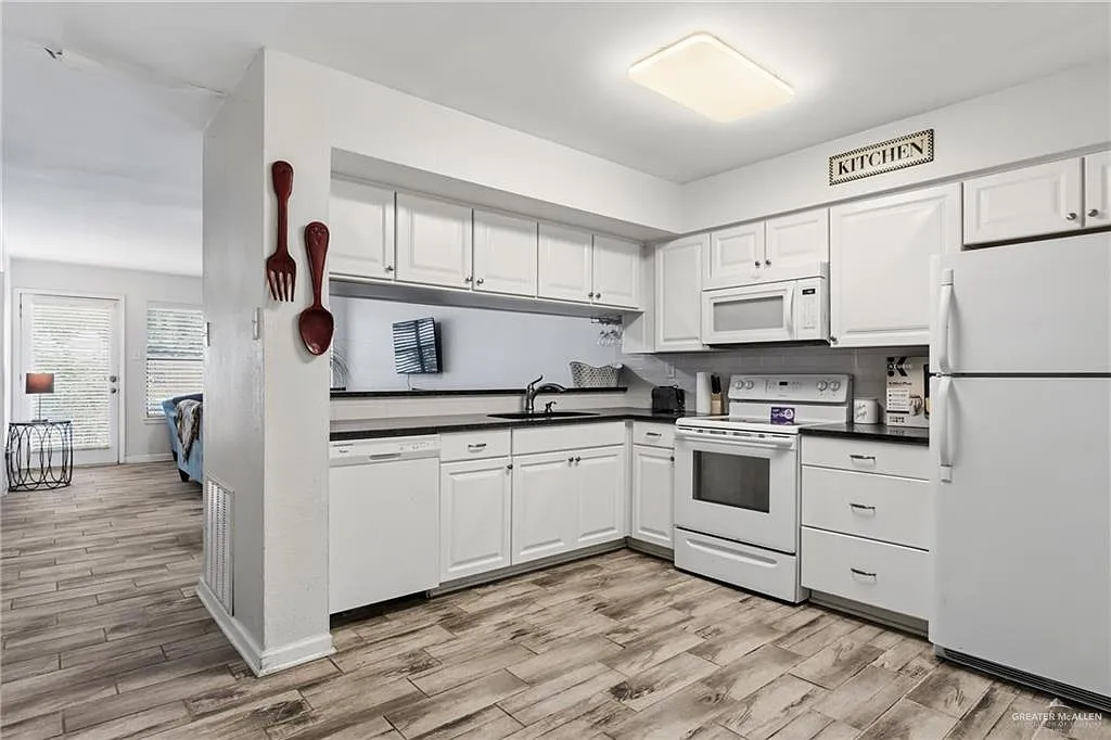2900 Ashley Dr — Photo 4