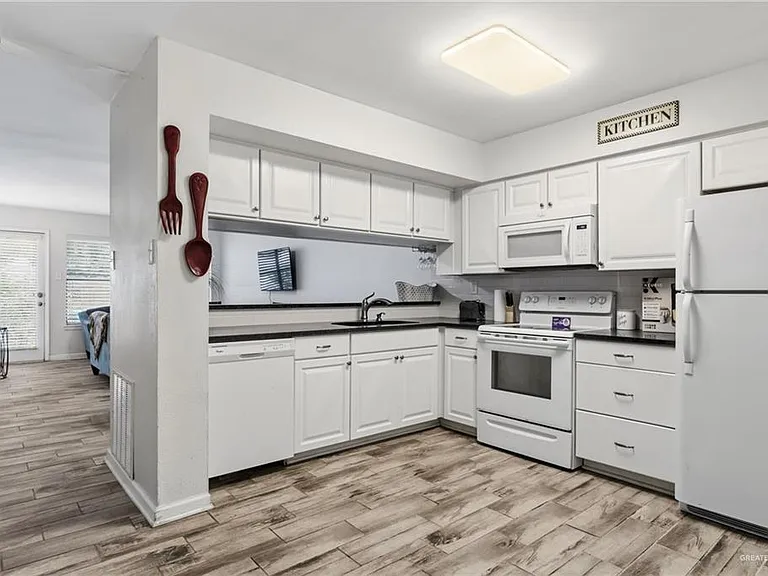 2900 Ashley Dr #101 — Photo 4