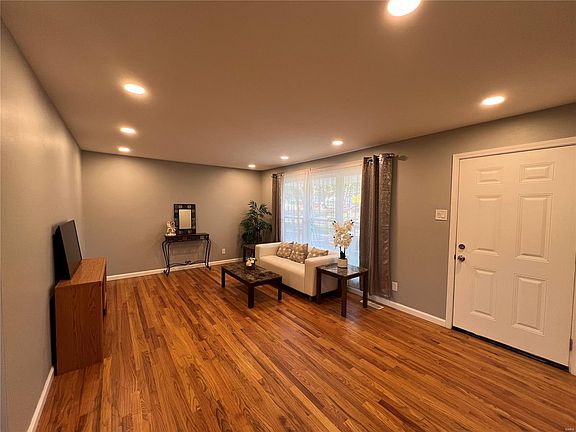3rd image of 11905 Barkman Dr