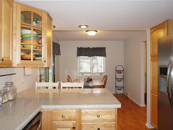4th image of 670 Eastview Ct NE