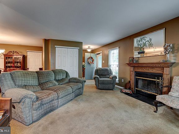 5th image of 319 Whittier Ct