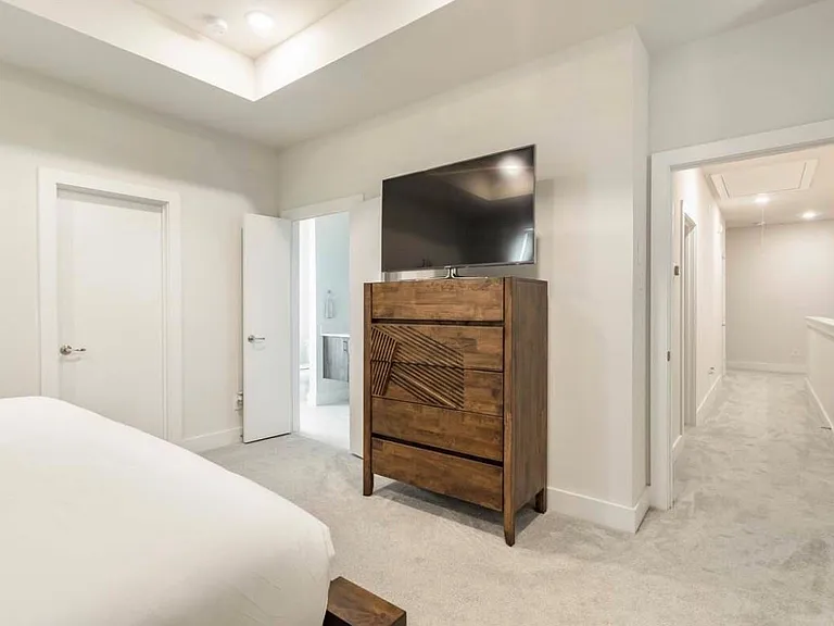 10211 Las Nubes Ave — Photo 18