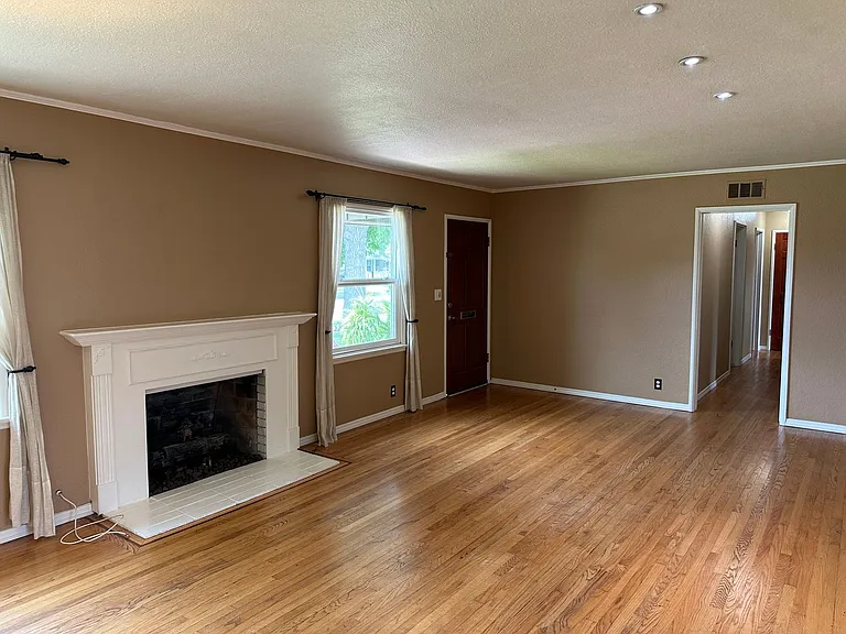 345 N Shattuck Pl — Photo 4