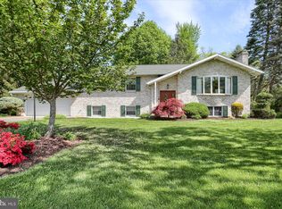 1104 Linn Dr, Carlisle, PA 17013