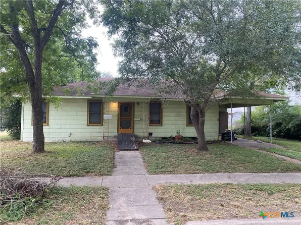 110 E Sarah St, Cuero, TX 77954