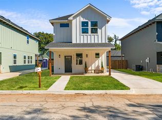 612 1/2 N Robinson St NW, Cleburne, TX 76031