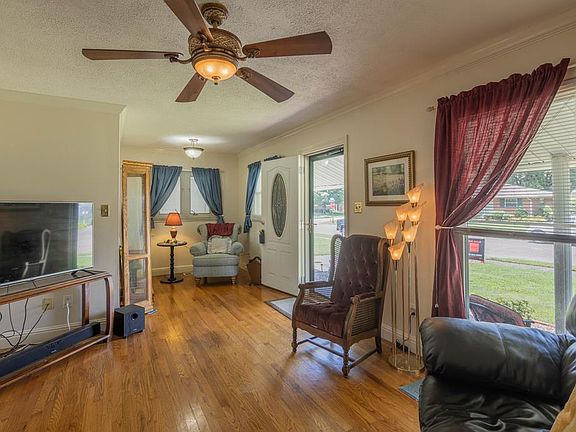 4th image of 714 Shelborn Dr