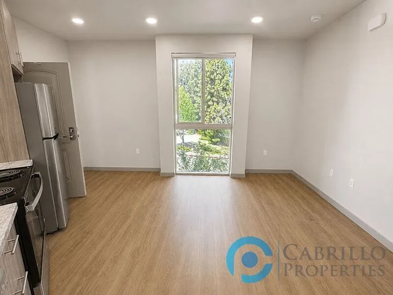 3093 Broadway #302 — Photo 4