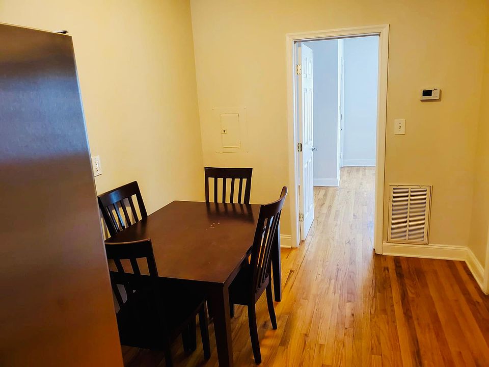 Cute dining nook!