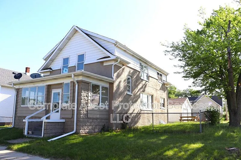 2 bed, 1.0 bath, $1,220 — Photo 1