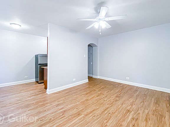 3rd image of 4070G N Kenmore Ave #101