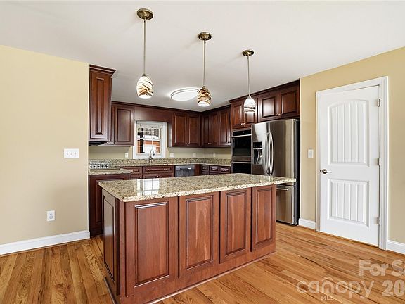 5th image of 575 Hill Rd