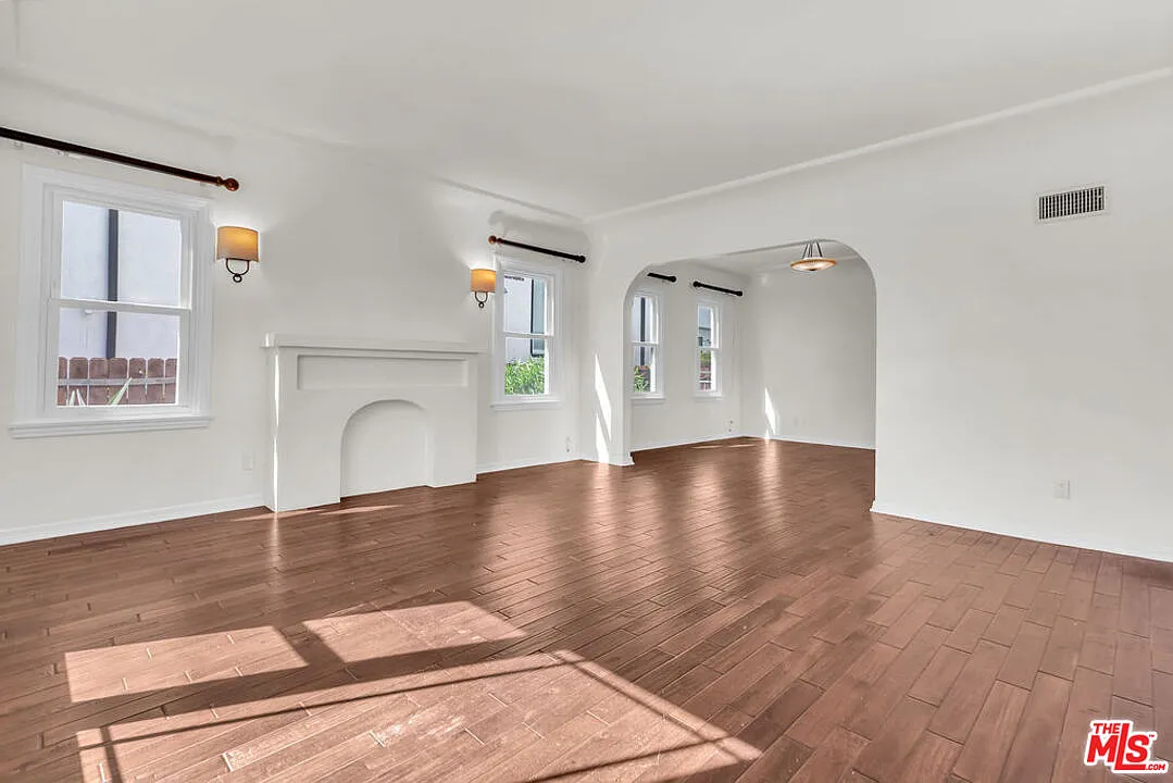 3 bed, 2.0 bath, 1600 sqft, $5,250 — Photo 2