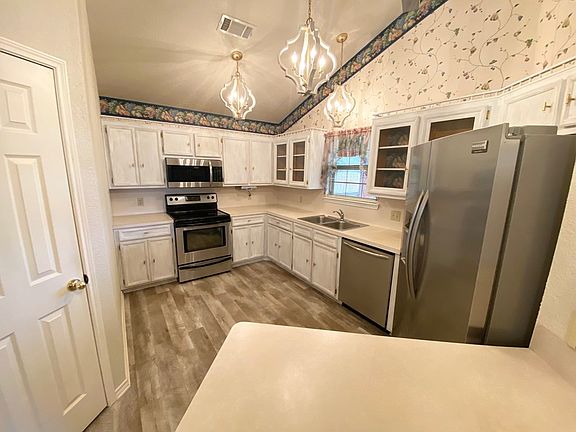 3rd image of 318 Meadowgreen Cir