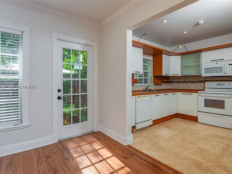 5490 SW 57th Ave — Photo 4